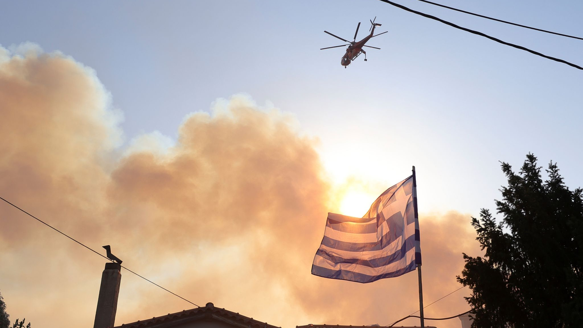 27 Menschen mussten aus ihren Häusern gerettet werden - etliche Häuser verbrannten - Foto: Yorgos Karahalis/AP/dpa
