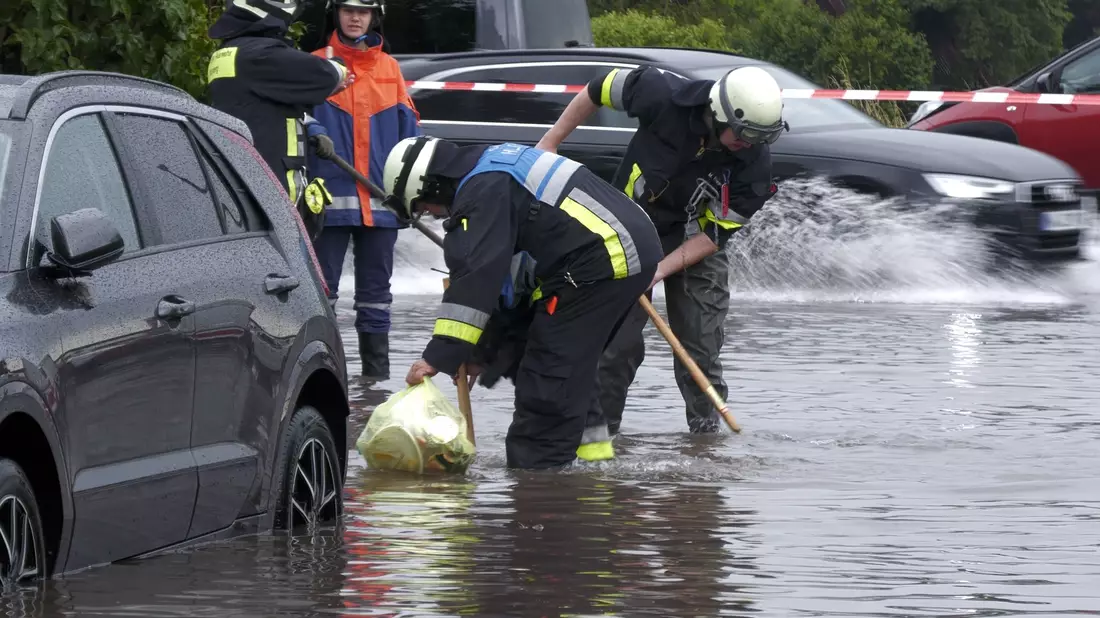 Die Feuerwehr in Nürnberg wurde zu einer Vielzahl von Einsätzen gerufen. - Bild: Bernd März/extremwetter.tv/dpa