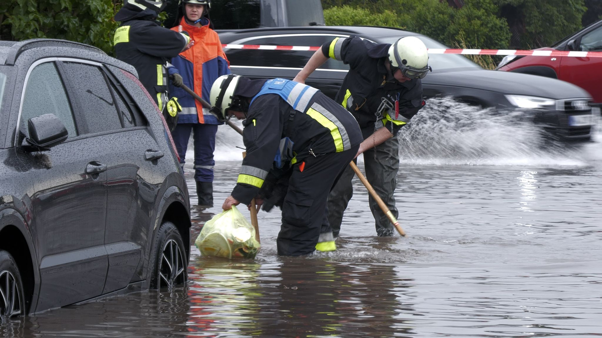 Die Feuerwehr in Nürnberg wurde zu einer Vielzahl von Einsätzen gerufen. - Foto: Bernd März/extremwetter.tv/dpa
