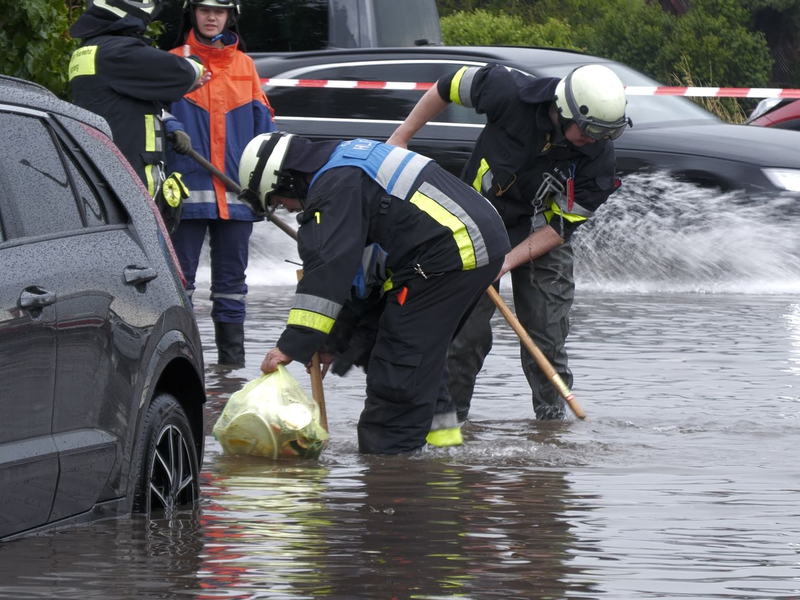 Die Feuerwehr in Nürnberg wurde zu einer Vielzahl von Einsätzen gerufen. - Foto: Bernd März/extremwetter.tv/dpa