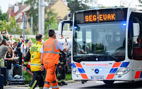 Der ICE 90 «Donauwalzer» nach Hamburg war in einem Eisenbahntunnel stehengeblieben. - Foto: Max Slovencik/APA/dpa