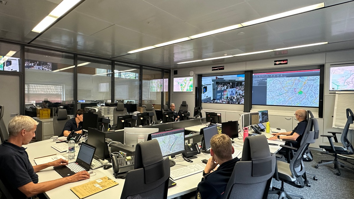 FW Stuttgart: Feuerwehr Stuttgart zur Absicherung von Großveranstaltungen und einer Demonstration im Einsatz - Foto: presseportal.de