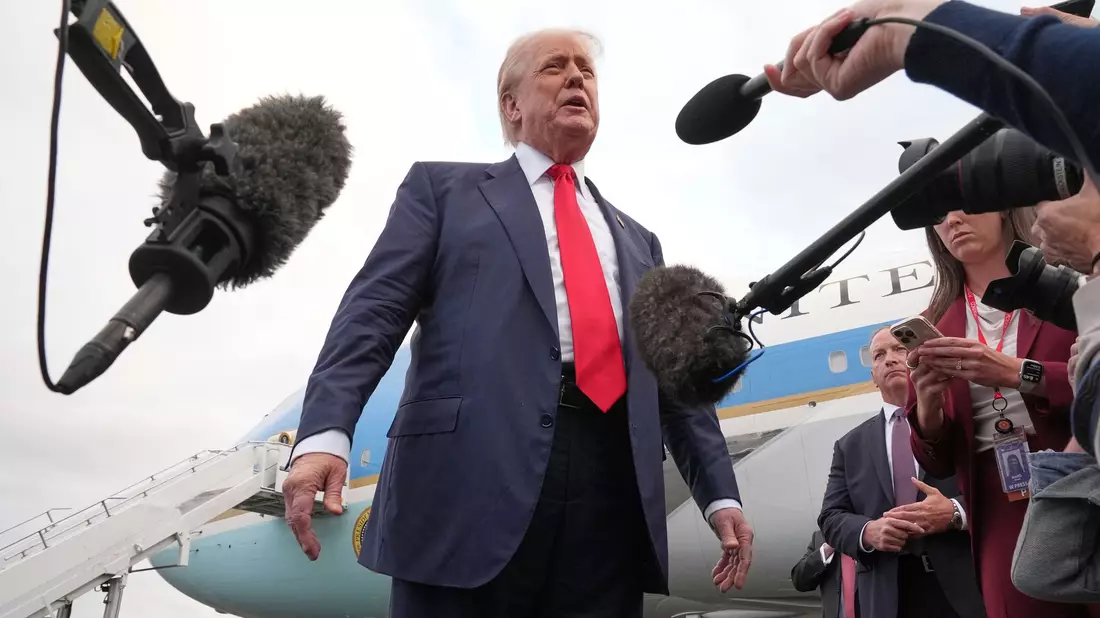 Bei seiner Ankunft in Schottland sprach Trump von einer «guten 50:50-Chance» für einen möglichen Deal. - Bild: Jacquelyn Martin/AP/dpa