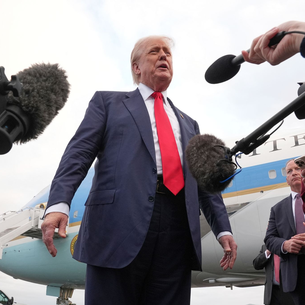 Bei seiner Ankunft in Schottland sprach Trump von einer «guten 50:50-Chance» für einen möglichen Deal. - Foto: Jacquelyn Martin/AP/dpa