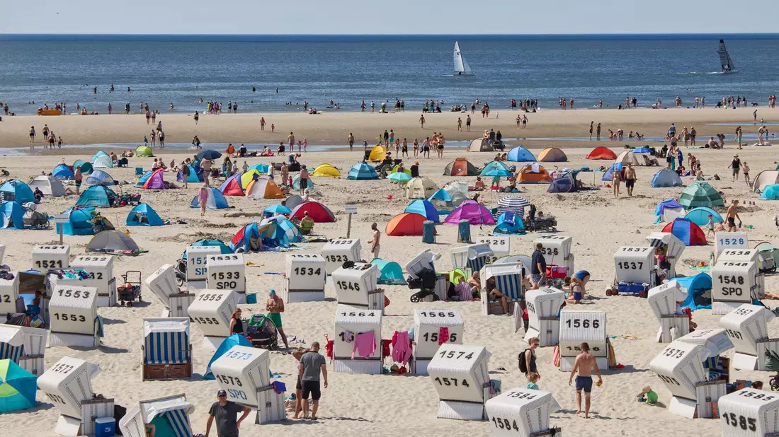 Eine Woche am Strand - oder auch nur bei Freunden - ist für viele Menschen zu teuer. (Archivbild) - Bild: Georg Wendt/dpa