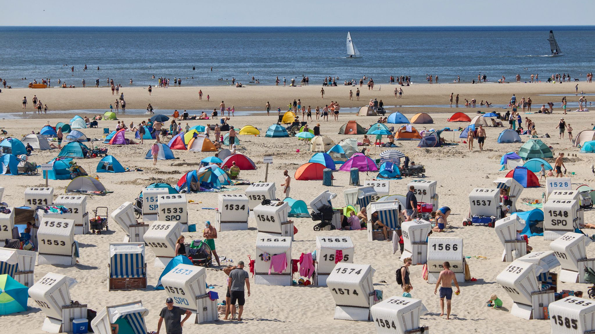 Eine Woche am Strand - oder auch nur bei Freunden - ist für viele Menschen zu teuer. (Archivbild) - Foto: Georg Wendt/dpa