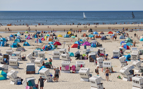 Eine Woche am Strand - oder auch nur bei Freunden - ist für viele Menschen zu teuer. (Archivbild) - Foto: Georg Wendt/dpa