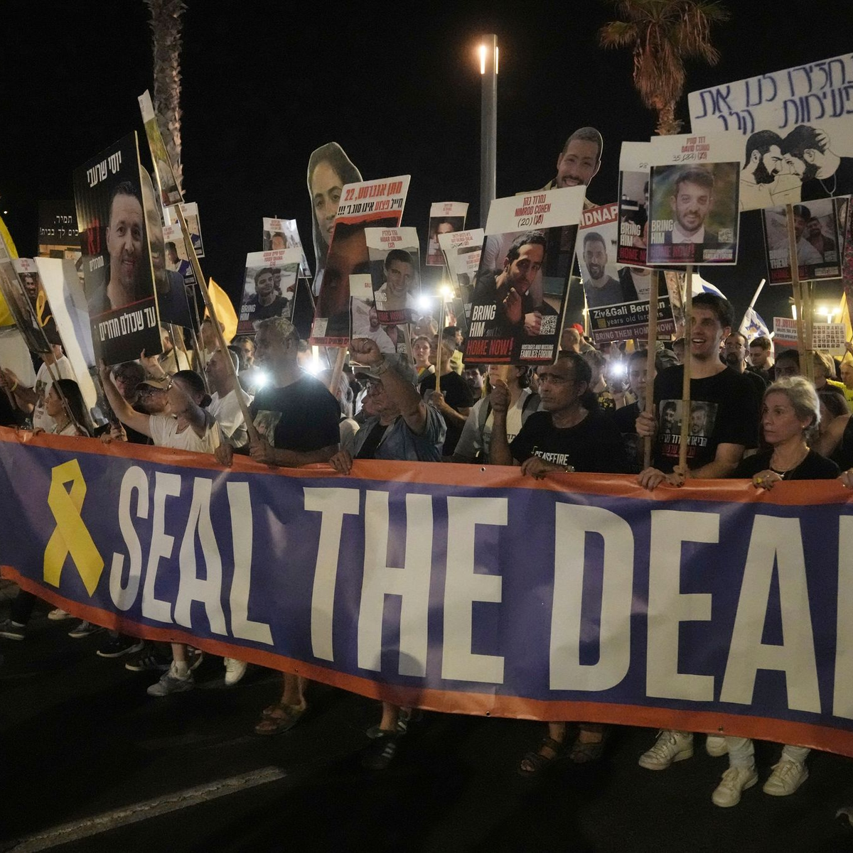 Tausende Menschen fordern in Israel einen Deal zur Freilassung der Geiseln im Gazastreifen.  - Foto: Mahmoud Illean/AP/dpa