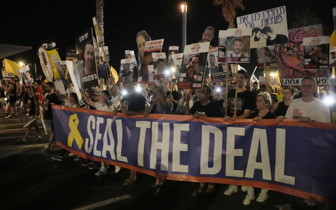 Erneut fordern in Israel Zigtausende die Freilassung der Geiseln im Gazastreifen. (Archivbild)    - Foto: Mahmoud Illean/AP/dpa