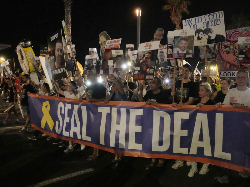 Erneut fordern in Israel Zigtausende die Freilassung der Geiseln im Gazastreifen. (Archivbild)    - Foto: Mahmoud Illean/AP/dpa