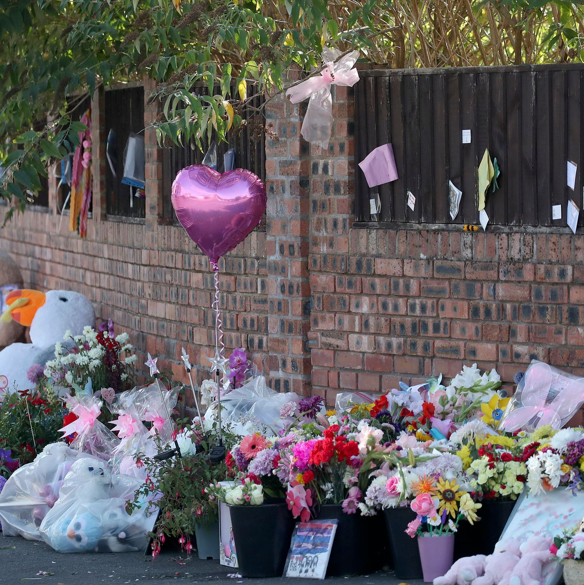 Menschen haben in der Nähe des Tatorts von Southport Blumen niedergelegt. (Archivbild) - Foto: Scott Heppell/AP/dpa