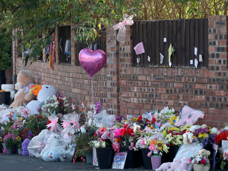 Menschen haben in der Nähe des Tatorts von Southport Blumen niedergelegt. (Archivbild) - Foto: Scott Heppell/AP/dpa