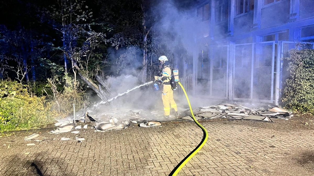 FW-GL: Zwei nächtliche Einsätze für die Feuerwehr Bergisch Gladbach - Mülltonnenbrand und Kabelbrand in Bürogebäude - Foto: presseportal.de