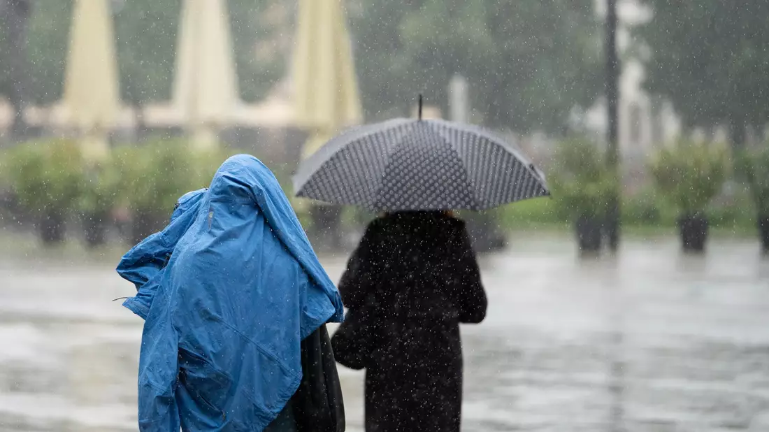 Nass und mit Temperaturen unter 25 Grad geht der Juli in Deutschland zu Ende.  - Bild: Markus Lenhardt/dpa