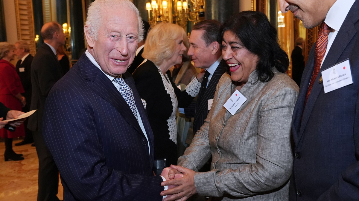 Gurinder Chadha mit König Charles III. im November 2024 bei einem Empfang.  - Foto: Aaron Chown/PA Pool via AP/dpa