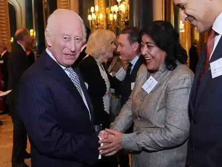 Gurinder Chadha mit König Charles III. im November 2024 bei einem Empfang. - Foto: Aaron Chown/PA Pool via AP/dpa