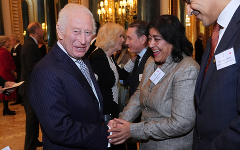 Gurinder Chadha mit König Charles III. im November 2024 bei einem Empfang.  - Foto: Aaron Chown/PA Pool via AP/dpa