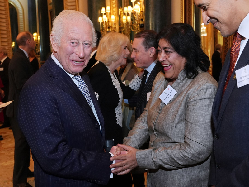 Gurinder Chadha mit König Charles III. im November 2024 bei einem Empfang.  - Foto: Aaron Chown/PA Pool via AP/dpa