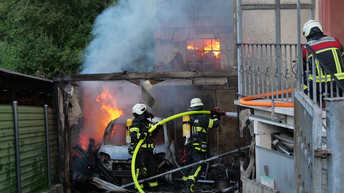 FW LK Neunkirchen: Brand eines Carports greift auf Wohnhaus über - Großalarm für die Feuerwehr Schiffweiler - Foto: presseportal.de