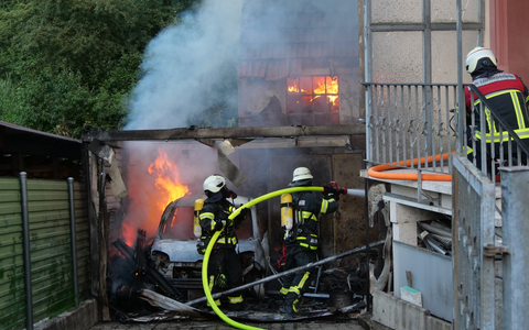 FW LK Neunkirchen: Brand eines Carports greift auf Wohnhaus über - Großalarm für die Feuerwehr Schiffweiler - Foto: presseportal.de