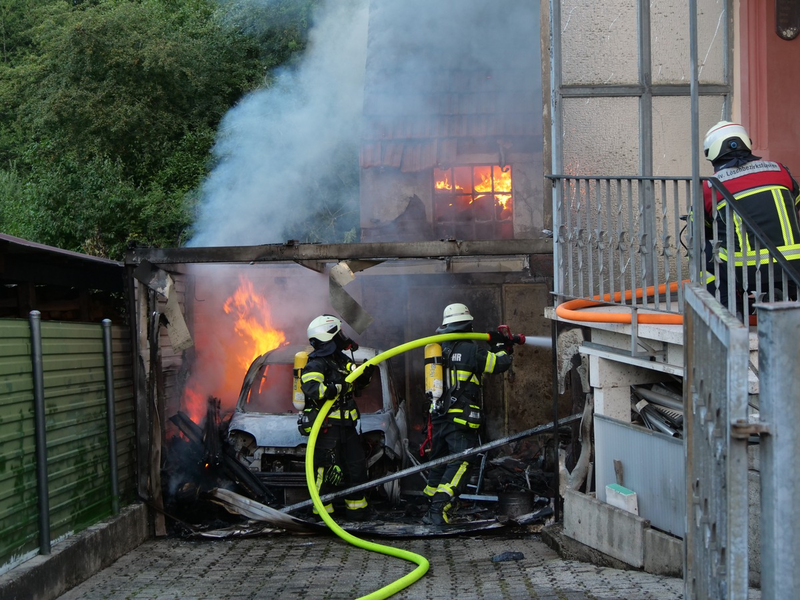 FW LK Neunkirchen: Brand eines Carports greift auf Wohnhaus über - Großalarm für die Feuerwehr Schiffweiler - Foto: presseportal.de