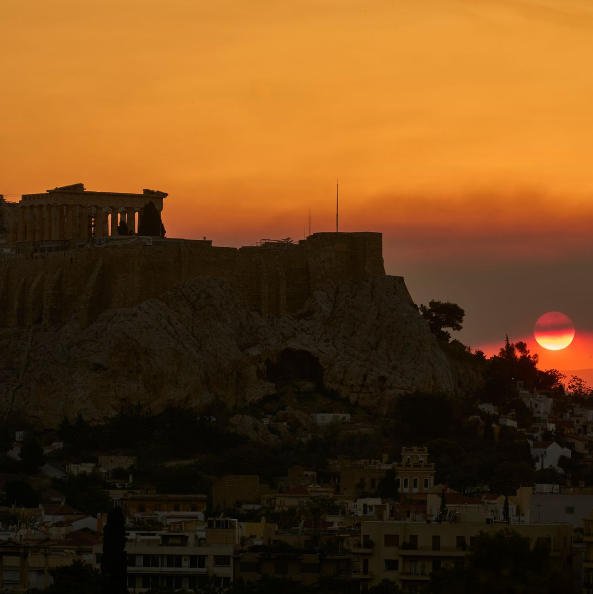 Der Rauch zieht bis über die Hauptstadt Athen. - Foto: Petros Giannakouris/AP/dpa
