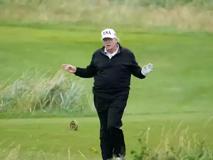 Die Chancen auf einen Deal beziffert Trump auf 50:50- - Foto: Alastair Grant/AP/dpa