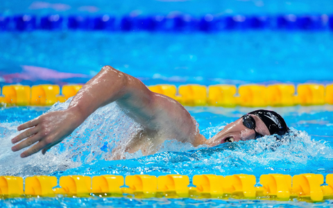 Anna Elendt feiert mit der deutschen Fahne. - Foto: Vincent Thian/AP/dpa