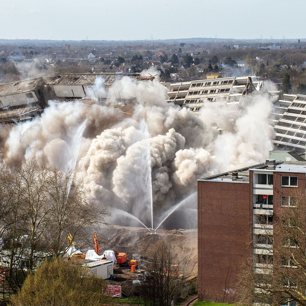 Gesprengt wurde wie schon 2019 nach der «Kipp-Kollaps-Faltung». Dabei wird zeitversetzt zweimal gesprengt, so dass das Gebäude erst kippt und dann kollabiert. (Archivbild) - Foto: Christoph Reichwein/dpa