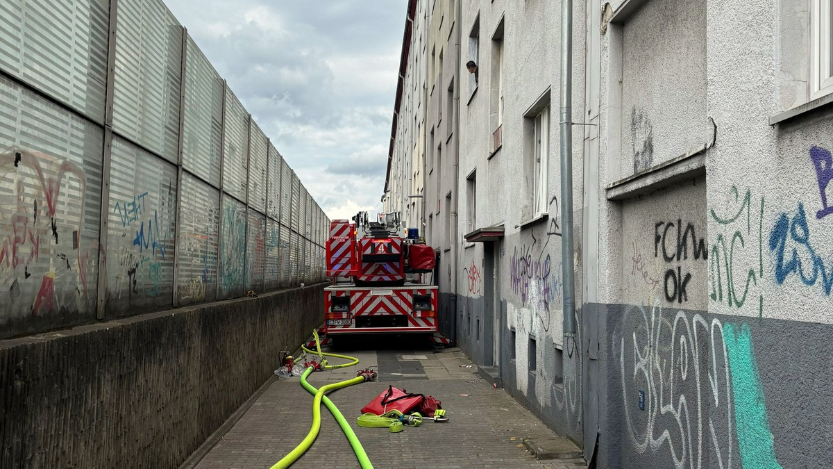 FW-E: Kellerbrand - Aufwändige Rettung über Drehleiter erforderlich - Foto: presseportal.de