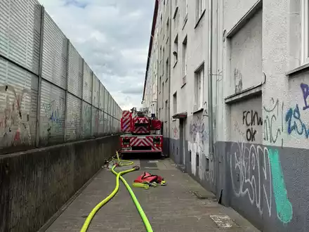 FW-E: Kellerbrand - Aufwändige Rettung über Drehleiter erforderlich - Foto: presseportal.de