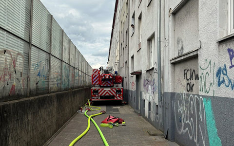FW-E: Kellerbrand - Aufwändige Rettung über Drehleiter erforderlich - Foto: presseportal.de