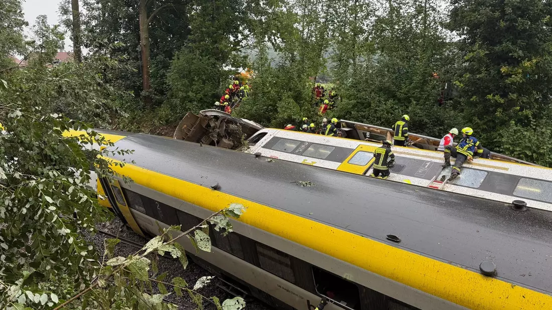 Ein Zug mit Fahrgästen an Bord ist in Oberschwaben entgleist.  - Bild: Thomas Warnack/dpa