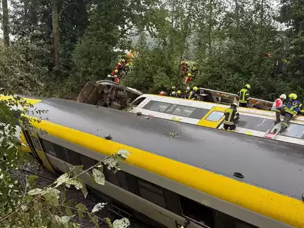 Ein Zug mit Fahrgästen an Bord ist in Oberschwaben entgleist.  - Foto: Thomas Warnack/dpa