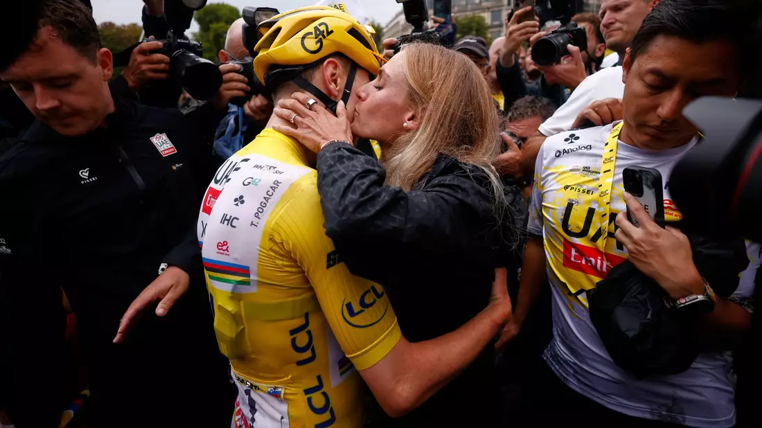 Ärgert sich über eine Jury-Entscheidung bei der Deutschland Tour: Tadej Pogacar (Archivbild) - Bild: Yoan Valat/Pool EPA/AP/dpa