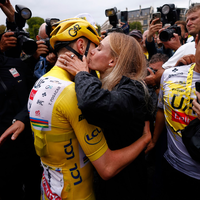 Ärgert sich über eine Jury-Entscheidung bei der Deutschland Tour: Tadej Pogacar (Archivbild) - Foto: Yoan Valat/Pool EPA/AP/dpa