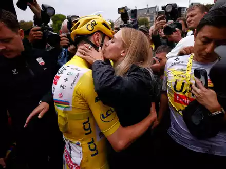 Ärgert sich über eine Jury-Entscheidung bei der Deutschland Tour: Tadej Pogacar (Archivbild) - Foto: Yoan Valat/Pool EPA/AP/dpa