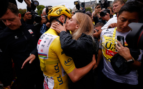 Ärgert sich über eine Jury-Entscheidung bei der Deutschland Tour: Tadej Pogacar (Archivbild) - Foto: Yoan Valat/Pool EPA/AP/dpa