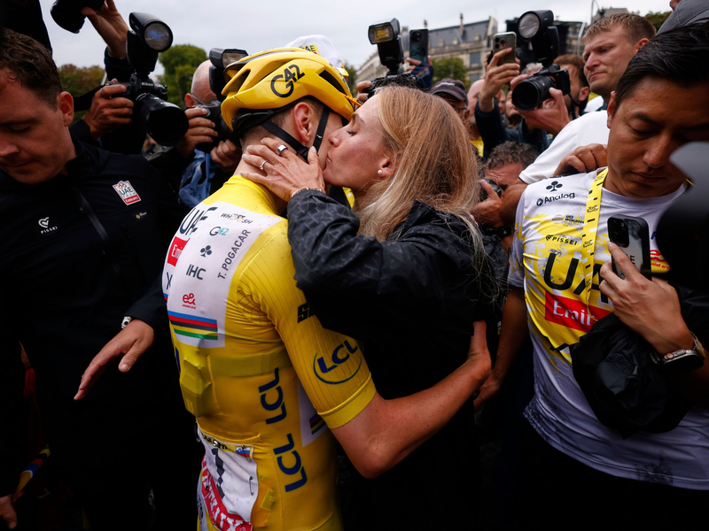 Ärgert sich über eine Jury-Entscheidung bei der Deutschland Tour: Tadej Pogacar (Archivbild) - Foto: Yoan Valat/Pool EPA/AP/dpa