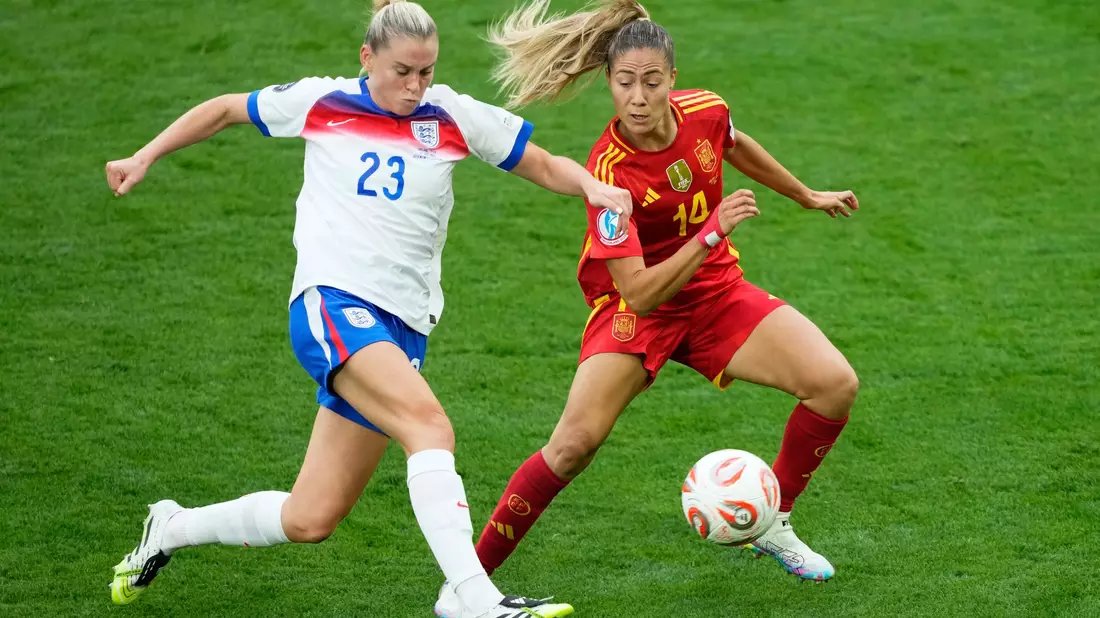 Die Engländerinnen und Spanierinnen lieferten sich ein hart umkämpftes EM-Finale - Bild: Michael Probst/AP/dpa