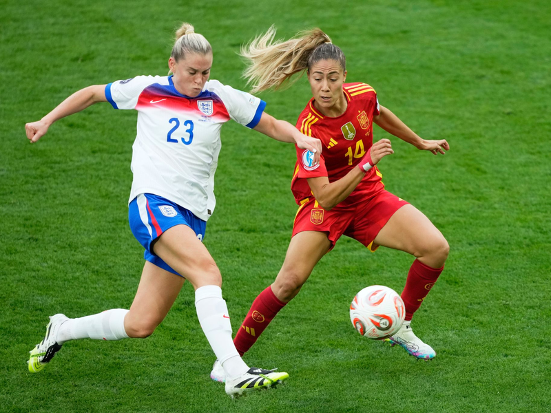 Die Engländerinnen und Spanierinnen lieferten sich ein hart umkämpftes EM-Finale - Foto: Michael Probst/AP/dpa