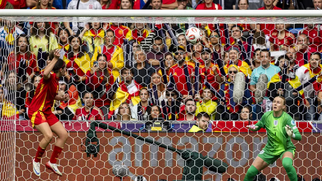 Kopfball von Mariona Caldentey zum 1:0 für Spanien. - Bild: Michael Buholzer/KEYSTONE/dpa
