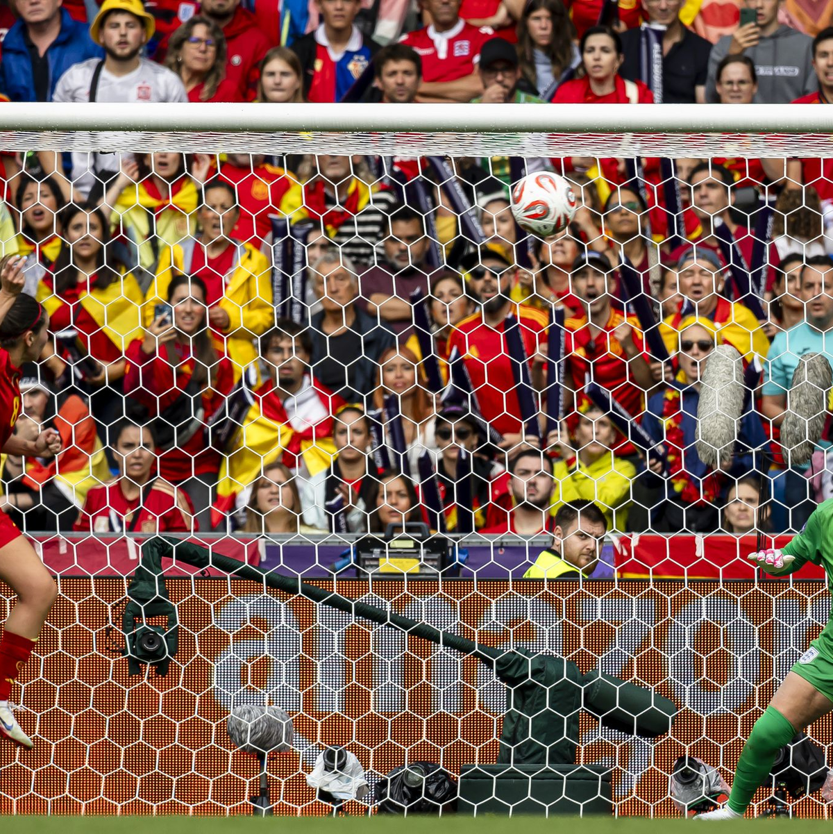 Da ist das Ding - mal wieder: Sarina Wiegman freut sich über ihren dritten EM-Titel. - Foto: Michael Buholzer/KEYSTONE/dpa