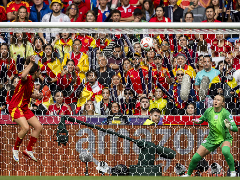 Da ist das Ding - mal wieder: Sarina Wiegman freut sich über ihren dritten EM-Titel. - Foto: Michael Buholzer/KEYSTONE/dpa