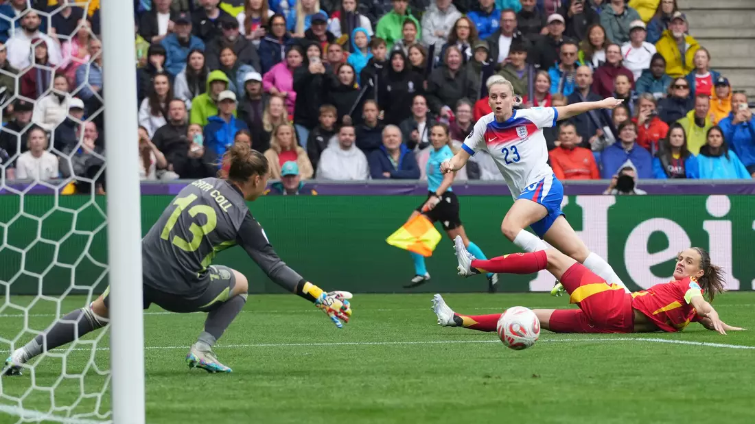 Englands Mittelstürmerin Alessia Russo schießt vorbei. - Bild: Martin Meissner/AP/dpa