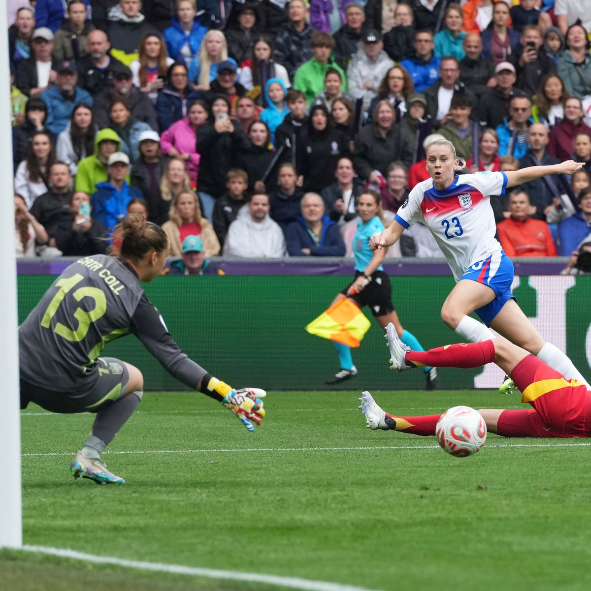 Party pur: Englands Nationalteam feiert den Titel. - Foto: Martin Meissner/AP/dpa