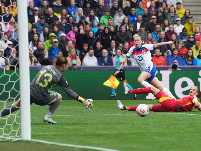 Kein Trost für Aitana Bonmatí: Auszeichnung als beste Spielerin des Turniers.  - Foto: Martin Meissner/AP/dpa