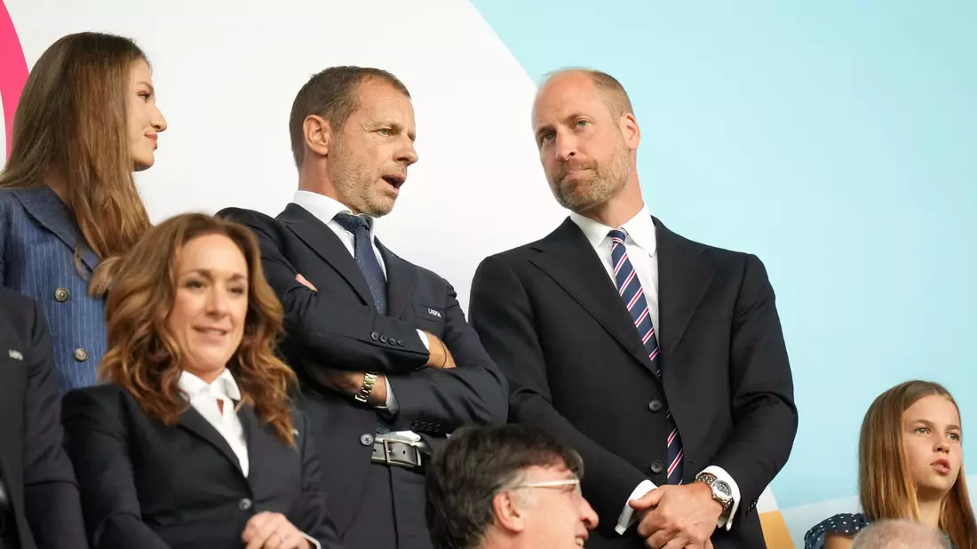 Prominentester England-Fan: Prinz William (hinten r.). - Bild: Alessandra Tarantino/AP/dpa