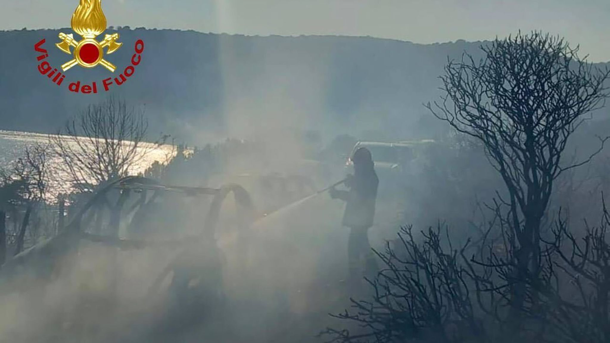 Mehrere Autos brannten am Küstenabschnitt Punta Molentis. - Foto: -/Vigili del Fuoco/dpa