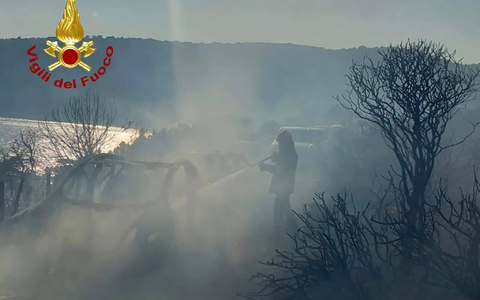 Mehrere Autos brannten am Küstenabschnitt Punta Molentis. - Foto: -/Vigili del Fuoco/dpa